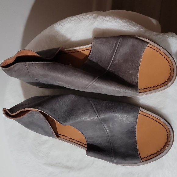 FREE PEOPLE Mont Blanc Sandal Dark gray Leather Slip On Shoes size 38/7.… - Picture 10 of 11